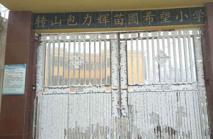 云南留守男孩冒冰霜上學(xué)，結(jié)成“冰花”獲網(wǎng)友鼓勵(lì)，看著讓人心疼04.jpg